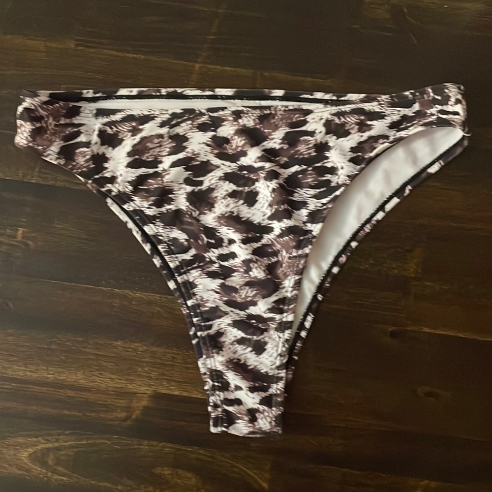 NWOT Cheetah print swim bottoms